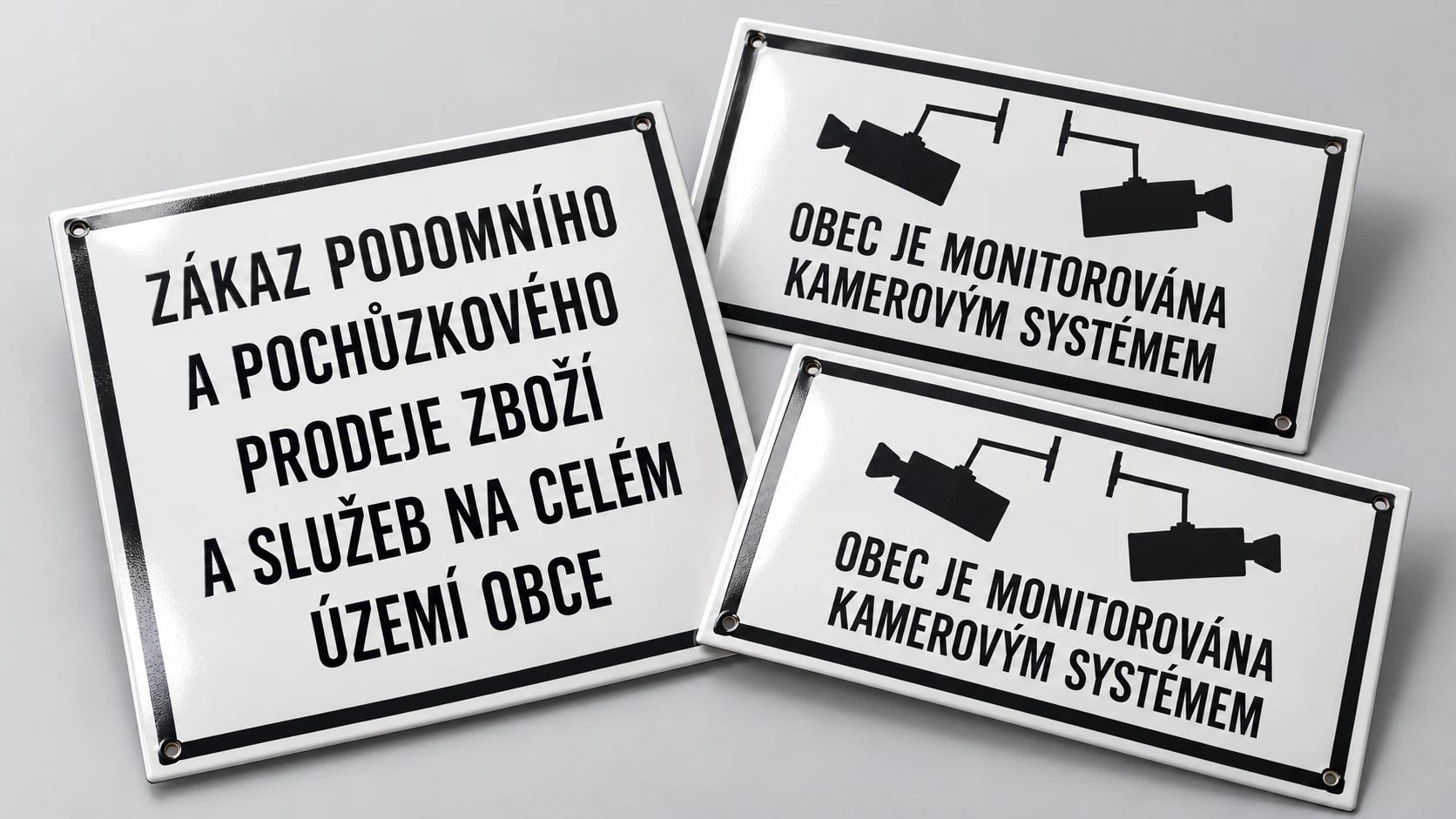 Černobílé informační smaltované cedule