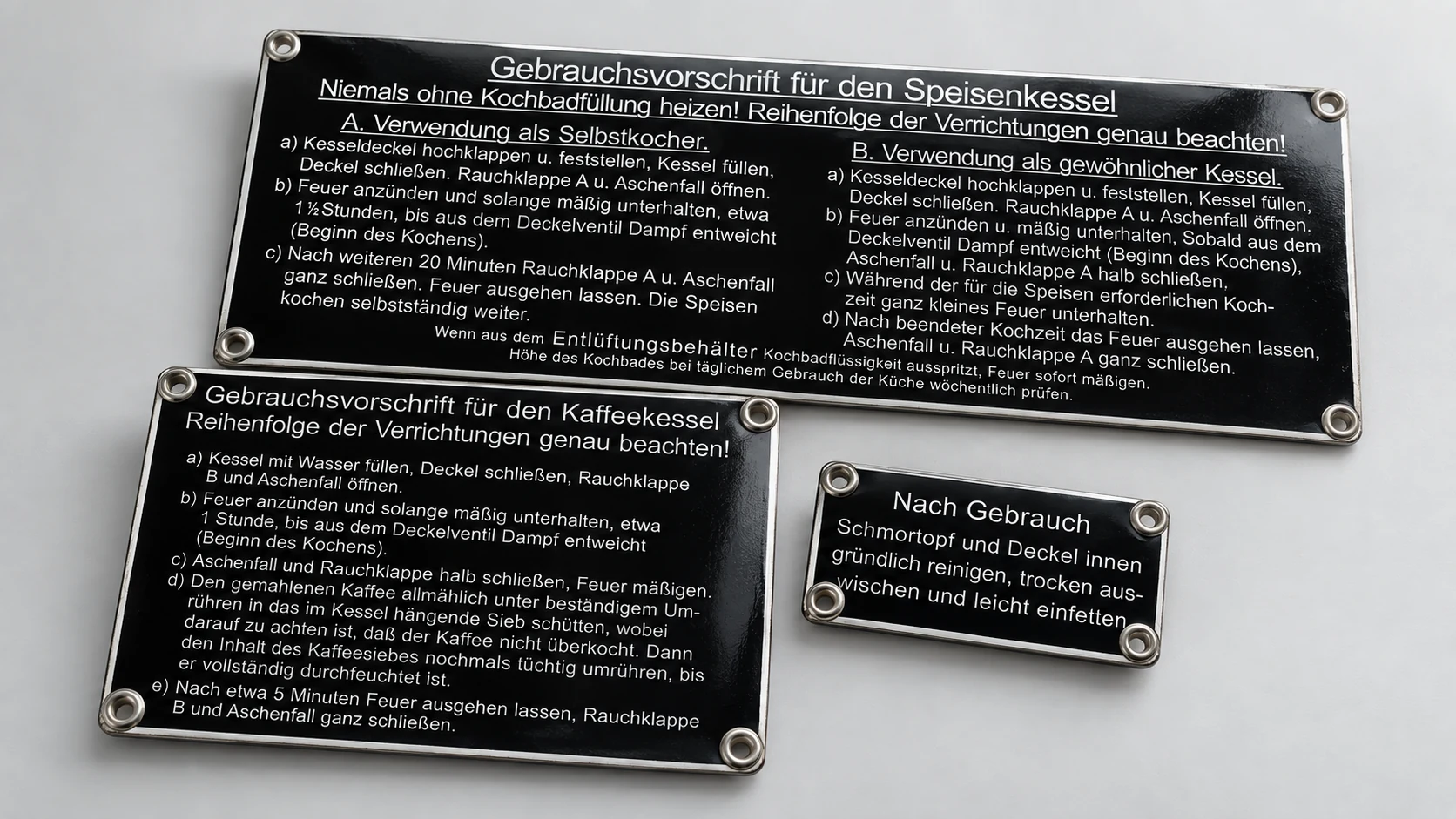 Černé technické smaltované štítky s bílou typografií